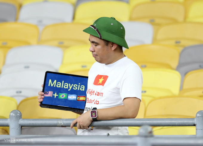 Một cổ động viên Việt Nam tại sân Bukit Jalil, Malaysia sau trận Việt Nam thua Malaysia 0-4 ở lượt hai bảng F vòng loại cuối Asian Cup 2027 ngày 10/6/2025. Ảnh: Hai Tư.