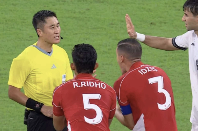 Các cầu thủ Indonesia phản ứng với trọng tài Ma Ning trong trận thua Iraq ở lượt hai bảng B vòng loại thứ tư World Cup 2026 - khu vực châu Á, trên sân King Abdullah, Arab Saudi, ngày 12/10/2025. Ảnh: Chụp màn hình