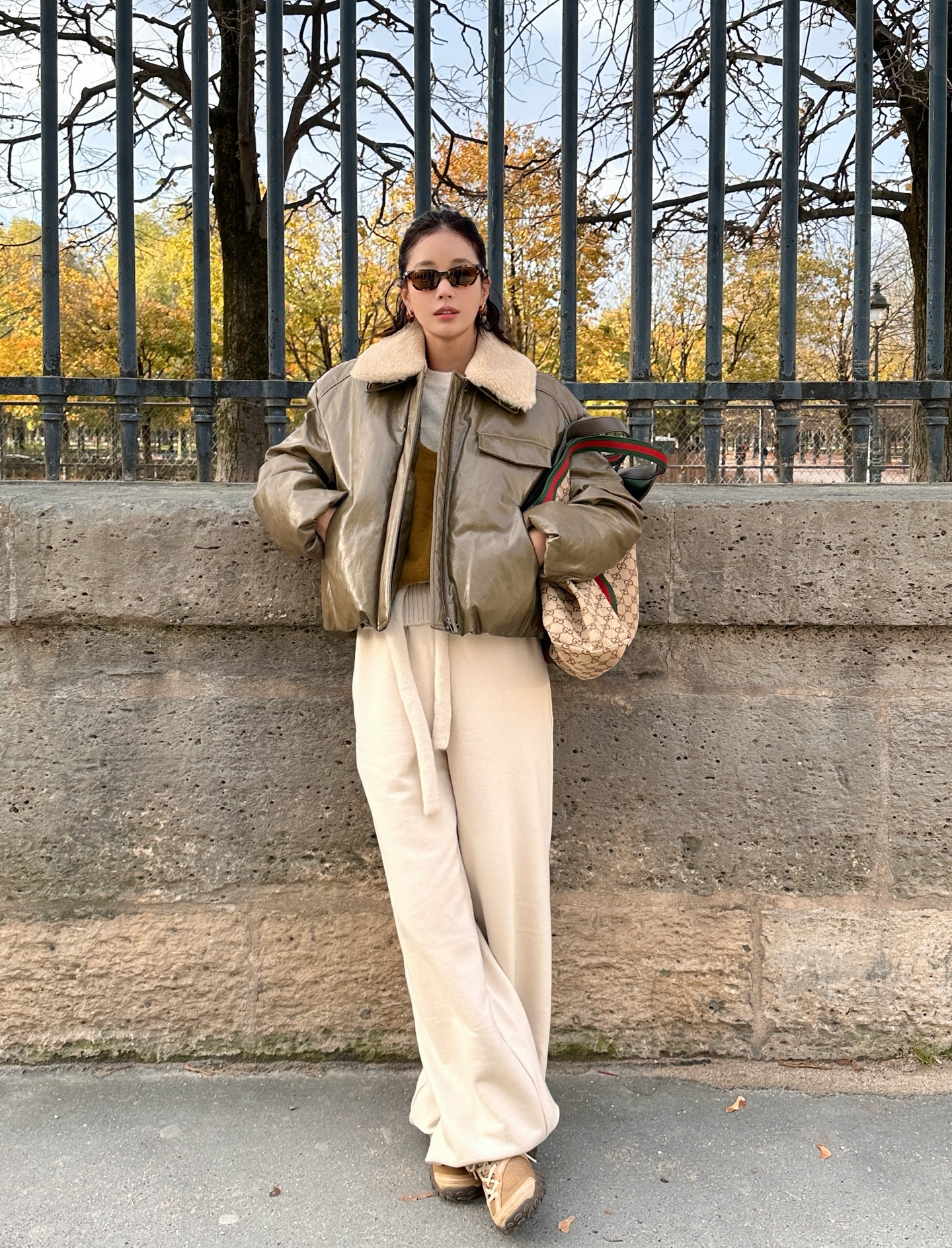 Fashionista 42 tuổi mê diện quần dài hơn váy vóc, gợi ý 10 set đồ siêu trẻ và sang cho mùa lạnh - Ảnh 1.