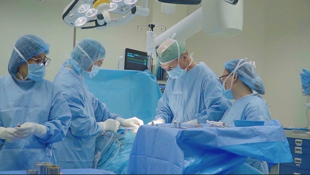 GS.BS người Mỹ tái tạo diện mạo mới cho bé trai mắc u sợi thần kinh phức tạp - 1