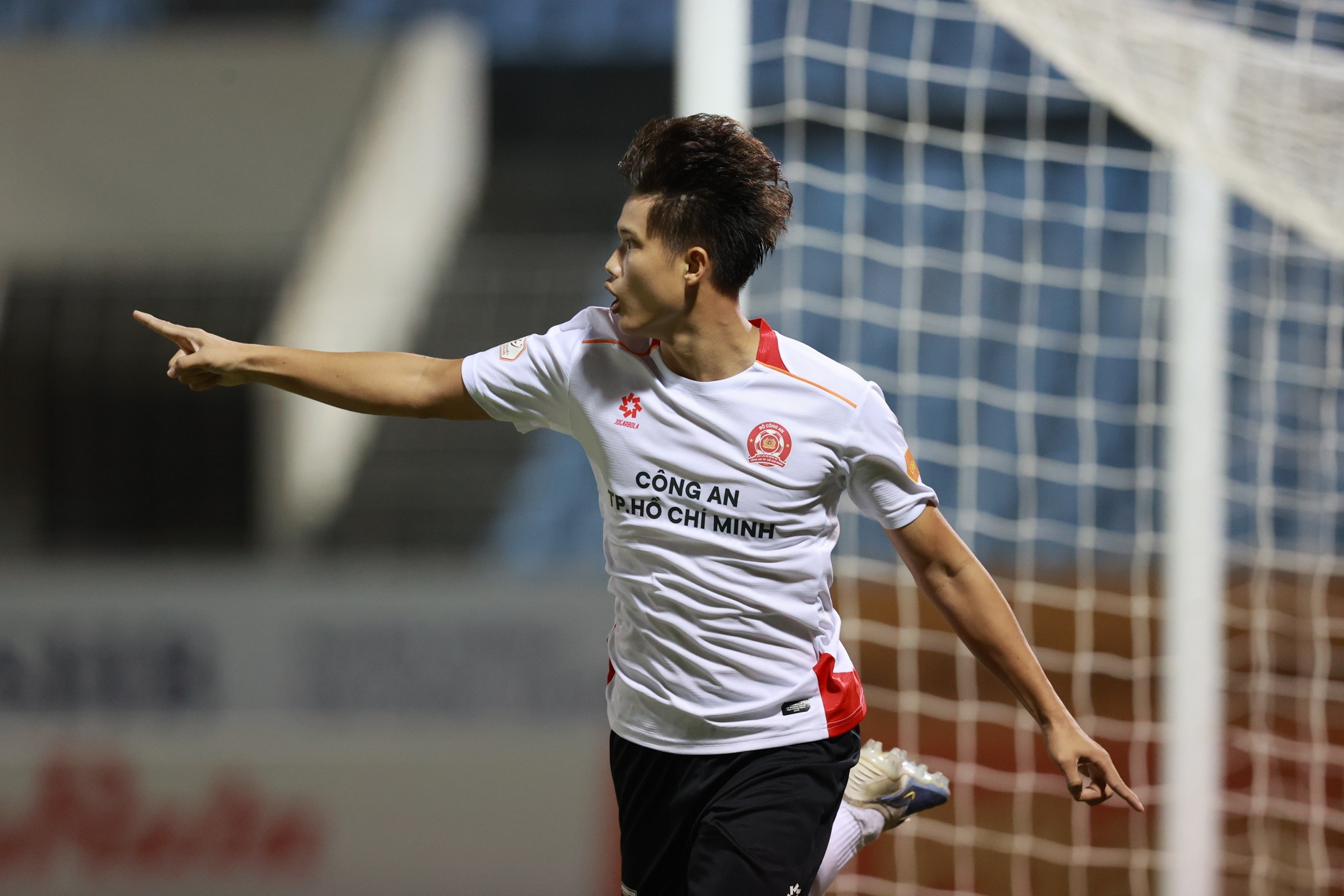 'Gà son' trẻ Văn Bình tỏa sáng đúng lúc cho CLB Công an TP.HCM- Ảnh 1.