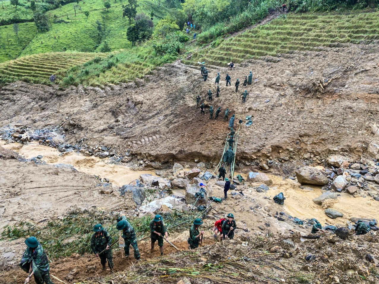 Quảng Ngãi: Gần 200 bộ đội mở đường vào 5 thôn bị cô lập ở Ngọc Linh- Ảnh 1. Quảng Ngãi: Gần 200 bộ đội mở đường vào 5 thôn bị cô lập ở Ngọc Linh- Ảnh 1.
