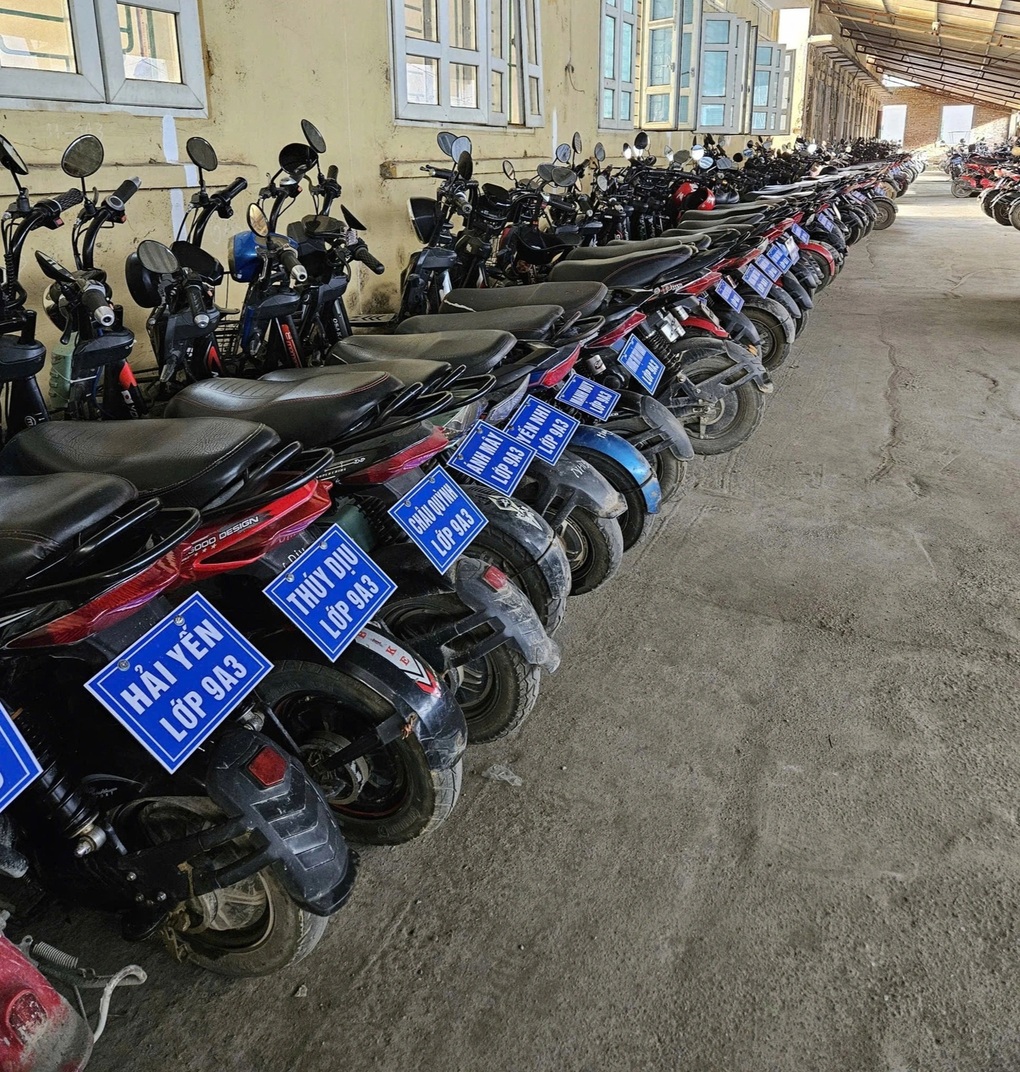 Gần 400 học sinh gắn biển tên lên xe đạp điện gây sốt mạng - 1