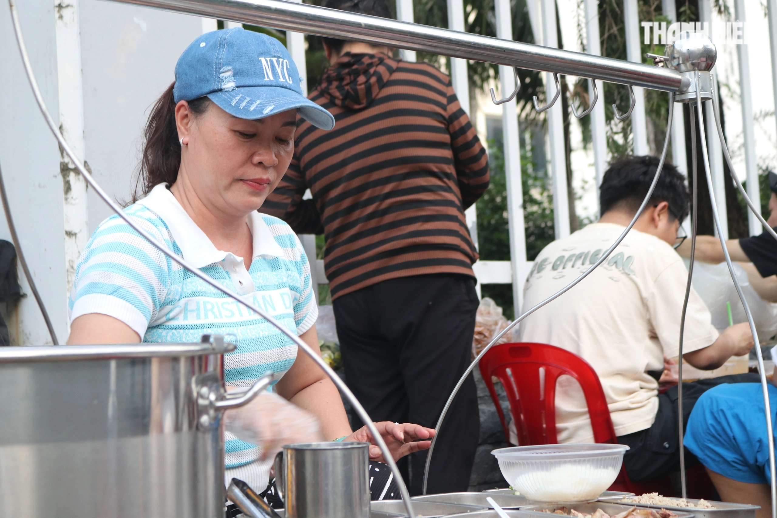 TP.HCM: Gánh bánh canh 0 đồng gây xúc động tại điểm cứu trợ vùng lũ miền Trung- Ảnh 2.