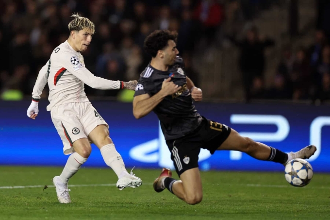 Garnacho (trắng) gỡ hòa 2-2 cho Chelsea, trên sân Tofiq Bahramov, Baku, Azerbaijan hôm 5/11. Ảnh: Reuters