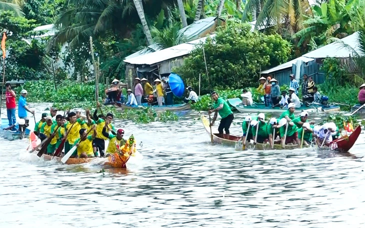 Người dân thích thú cổ vũ đua ghe ngo trên kênh Nhiêu Lộc - Thị Nghè ở TP.HCM- Ảnh 16.