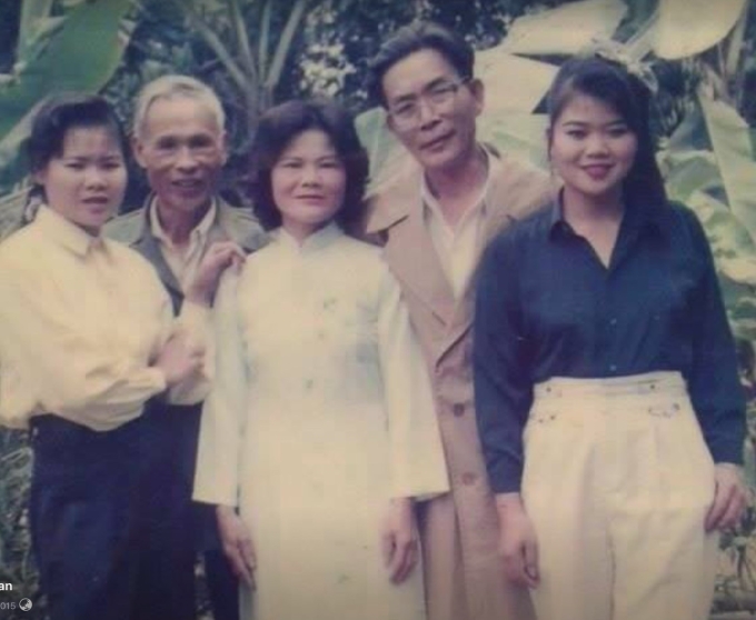 Bố mẹ cô Giao (thứ 3, 4 từ trái sang) và em gái (ngoài cùng bên phải) đều là giáo viên. Ảnh: Nhân vật cung cấp