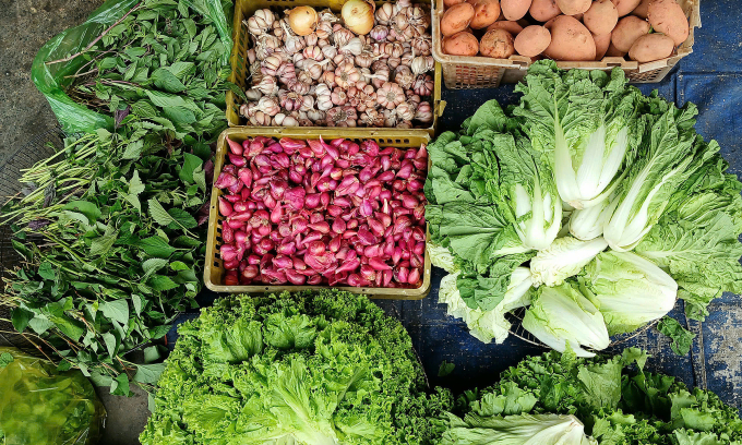 Lượng rau xanh về chợ tại sạp của bà Hạnh ở Xóm Mới, phường An Hội Đông giảm 30% so với tháng trước. Ảnh: Thi Hà