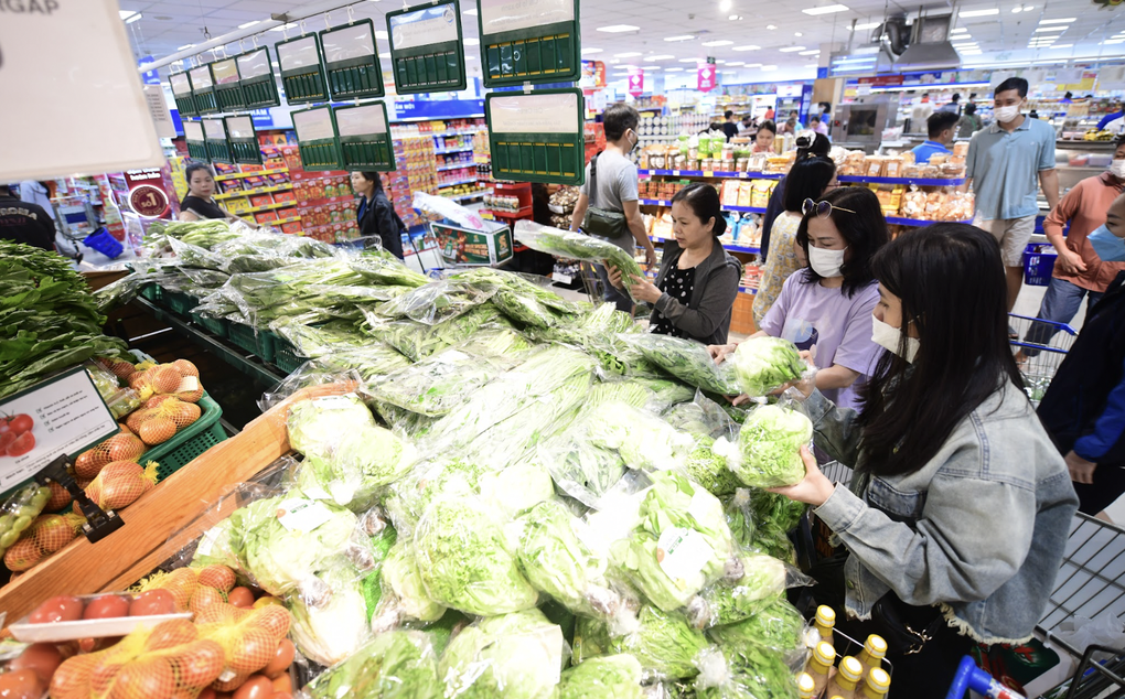 Giá rau củ tăng chóng mặt sau bão, siêu thị xoay xở nguồn cung - 1