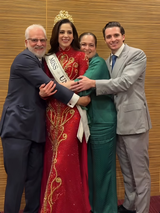 Tân Hoa hậu Hoàn vũ bên bố mẹ và anh trai trong đêm đăng quang.