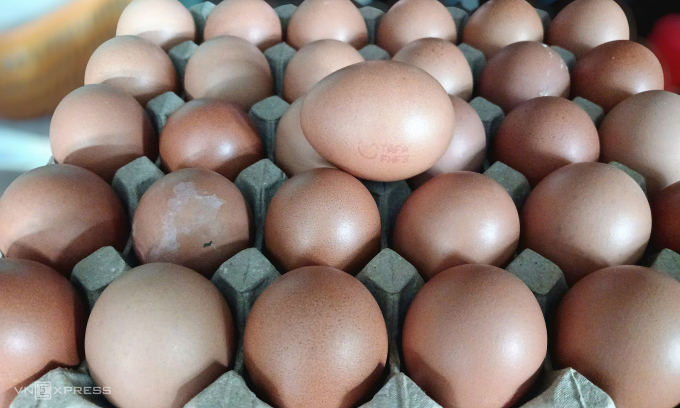 Trứng gà công nghiệp tại tiệm tạp hóa của bà Thúy, phường Tân Thới Hiệp. Ảnh: Thi Hà