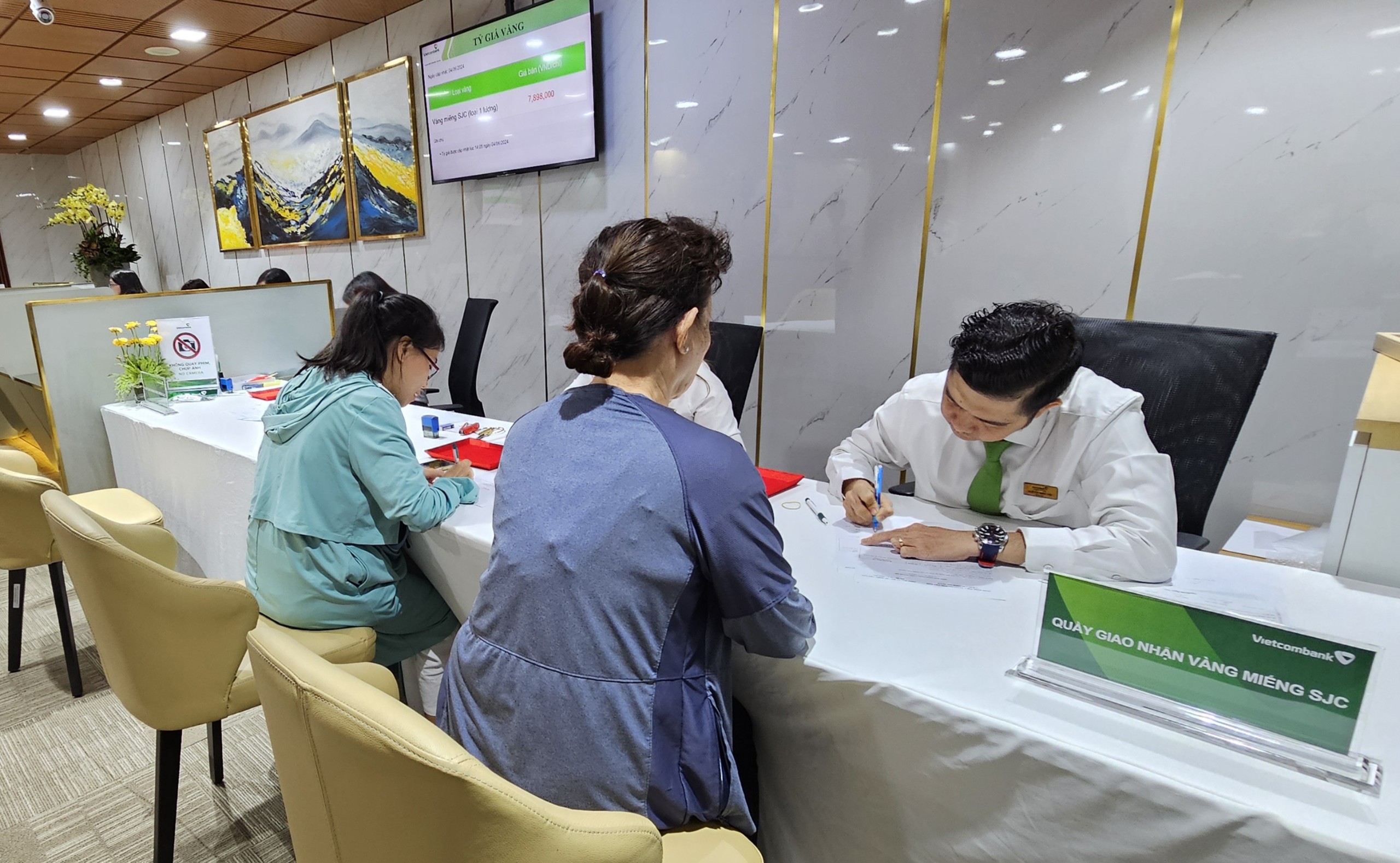 Giá vàng giảm , ngân hàng Nhà nước điều chỉnh quy định nhập khẩu vàng mới - Ảnh 2.