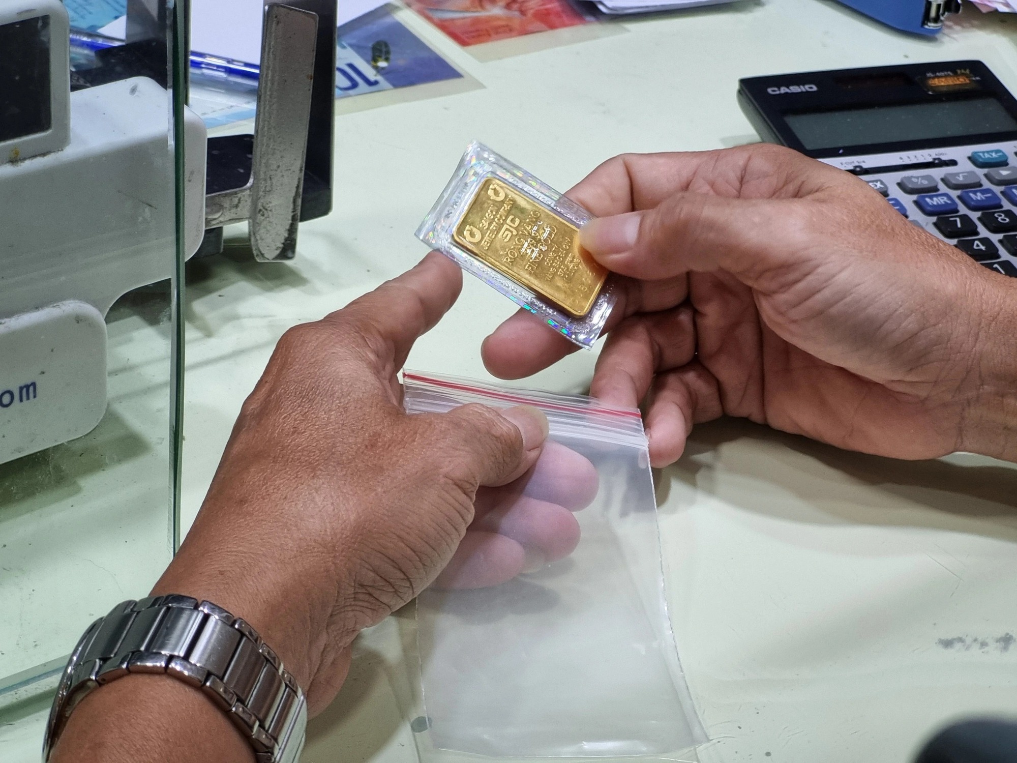 Giá vàng lên đỉnh, thị trường không có nguồn- Ảnh 1. Giá vàng lên đỉnh, thị trường không có nguồn- Ảnh 1.