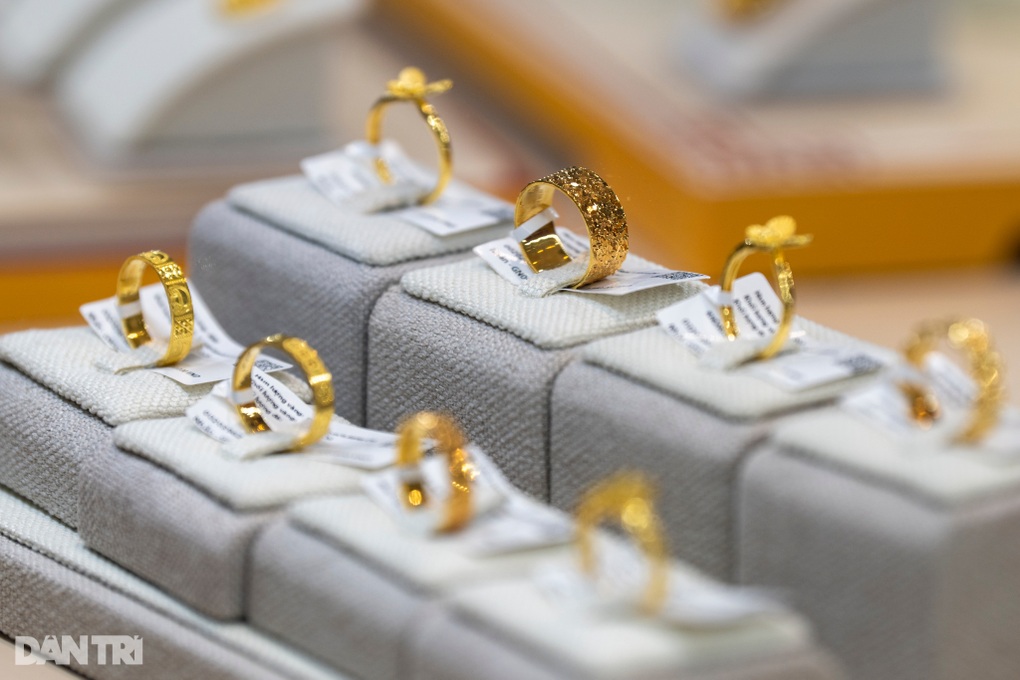 Giá vàng thế giới bất ngờ tăng mạnh, một đêm tăng gần 100 USD/ounce - 1