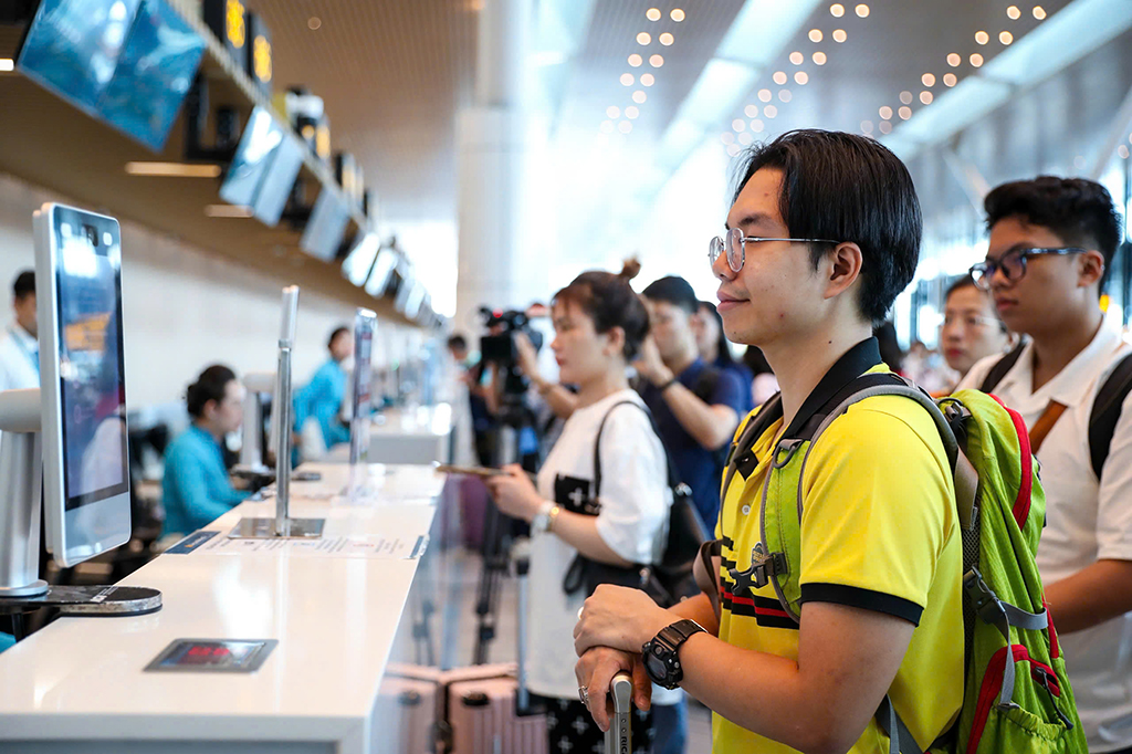 Giá vé máy bay tết 2026 chạm đỉnh khiến hành khách săn vé từ sớm - Ảnh 1.