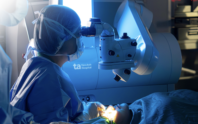 Bác sĩ tắt đèn phòng mổ, tập trung nguồn sáng thực hiện điều trị giác mạc chóp cho chị Hân. Ảnh: Bệnh viện Đa khoa Tâm Anh