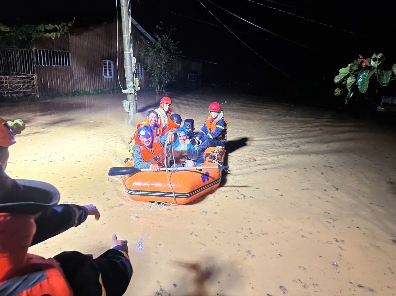 Lâm Đồng cứu 11 người bị cô lập trong lũ và tìm thi thể cô giáo mất tích - Ảnh 1.