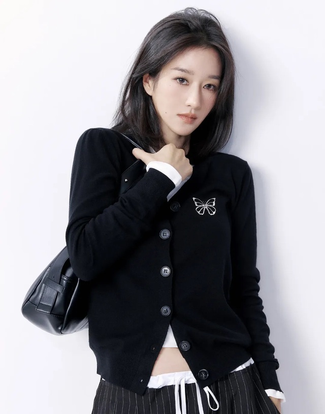 Giai điệu dịu dàng của mùa cùng áo len dệt kim, cardigan mềm mại- Ảnh 1.