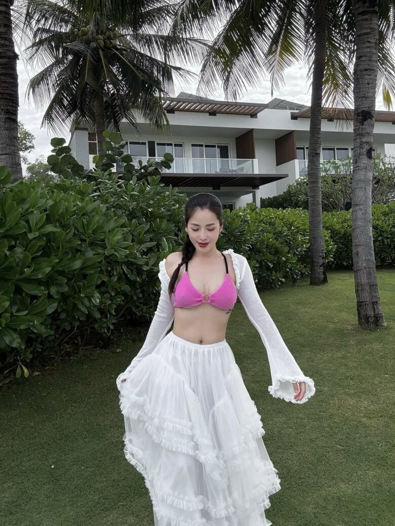 Mỹ nhân Vbiz gây chú ý với vòng 1 căng tràn và vòng 2 phẳng lỳ như chưa từng sinh nở.