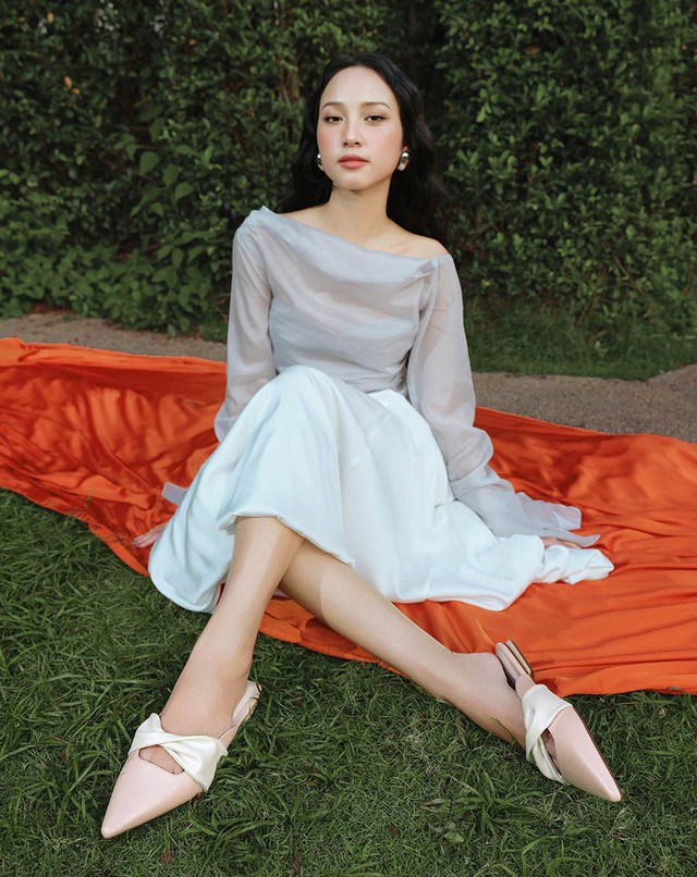 Giày hở gót, 'chân ái' của phong cách sang trọng đầy phóng khoáng- Ảnh 1.