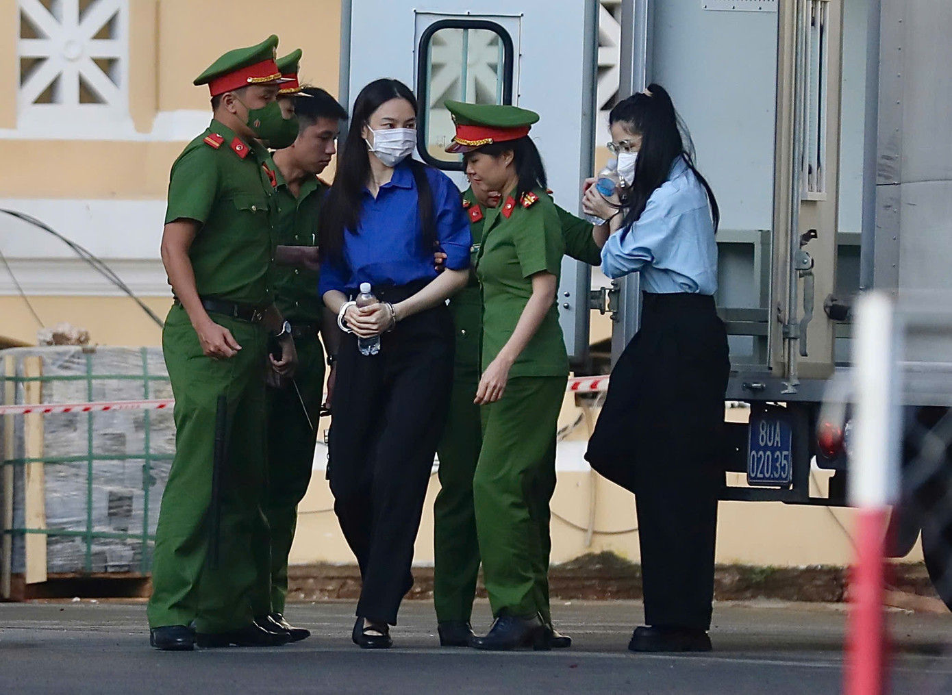 Giây phút Hoa hậu Thùy Tiên tại tòa án với tư cách bị cáo 1 Thùy Tiên (áo xanh) tại khuôn viên tòa án sáng nay 19/11. Ảnh: Duy Anh.