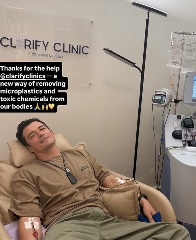 Orlando Bloom đăng hình ảnh lọc máu để "loại vi nhựa và độc tố" khỏi cơ thể. Ảnh: Instagram