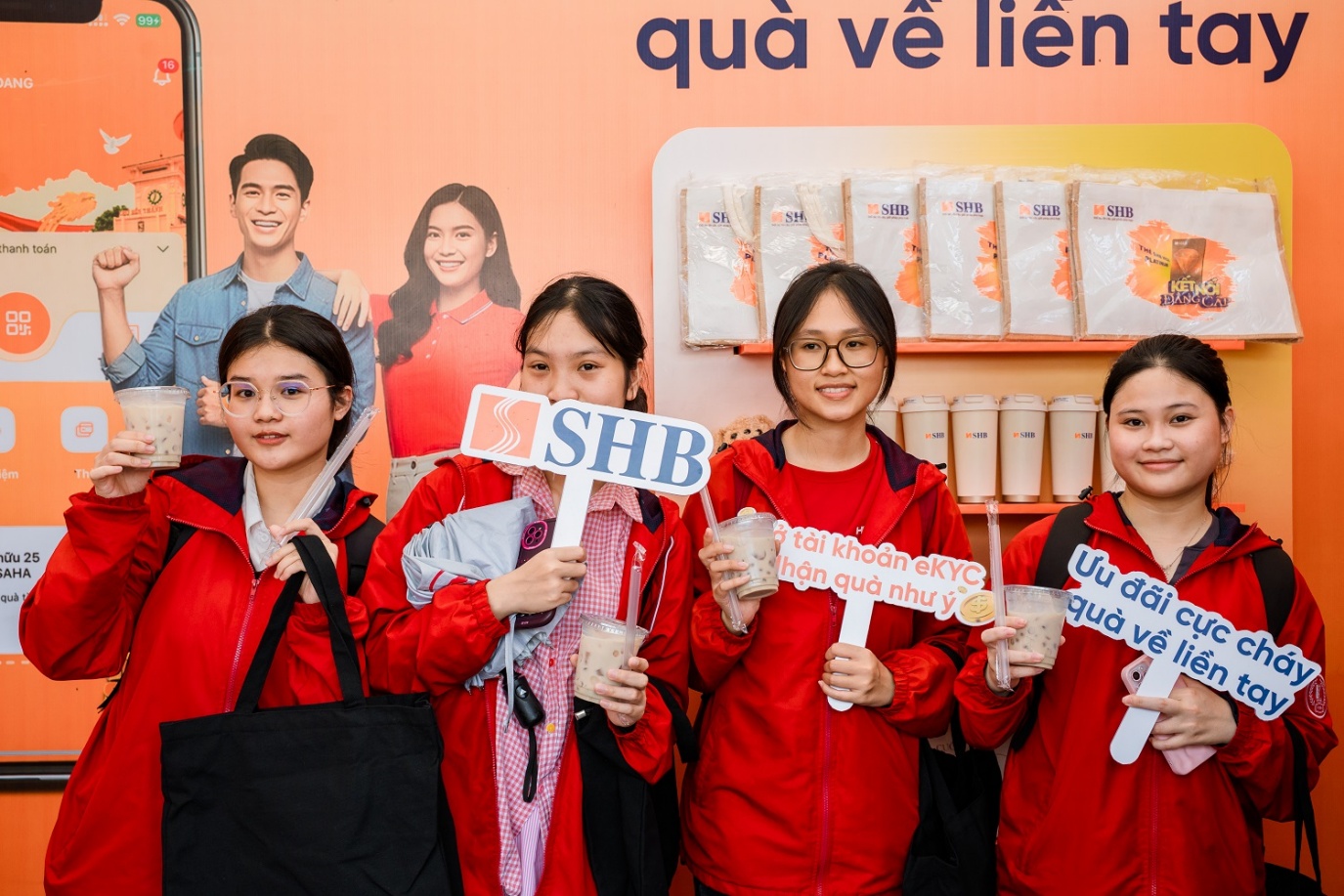 Giới trẻ Thủ đô check-in rộn ràng tại gian hàng SHB ở Ngày thẻ Việt Nam 2025- Ảnh 1.