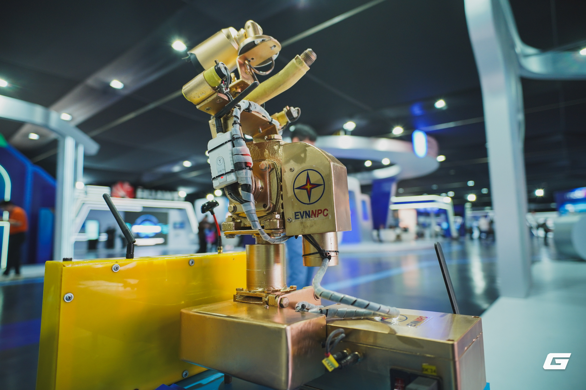 Giữa rừng giải pháp an ninh mạng phi vật lý, robot phun nước vệ sinh đường điện của EVN 