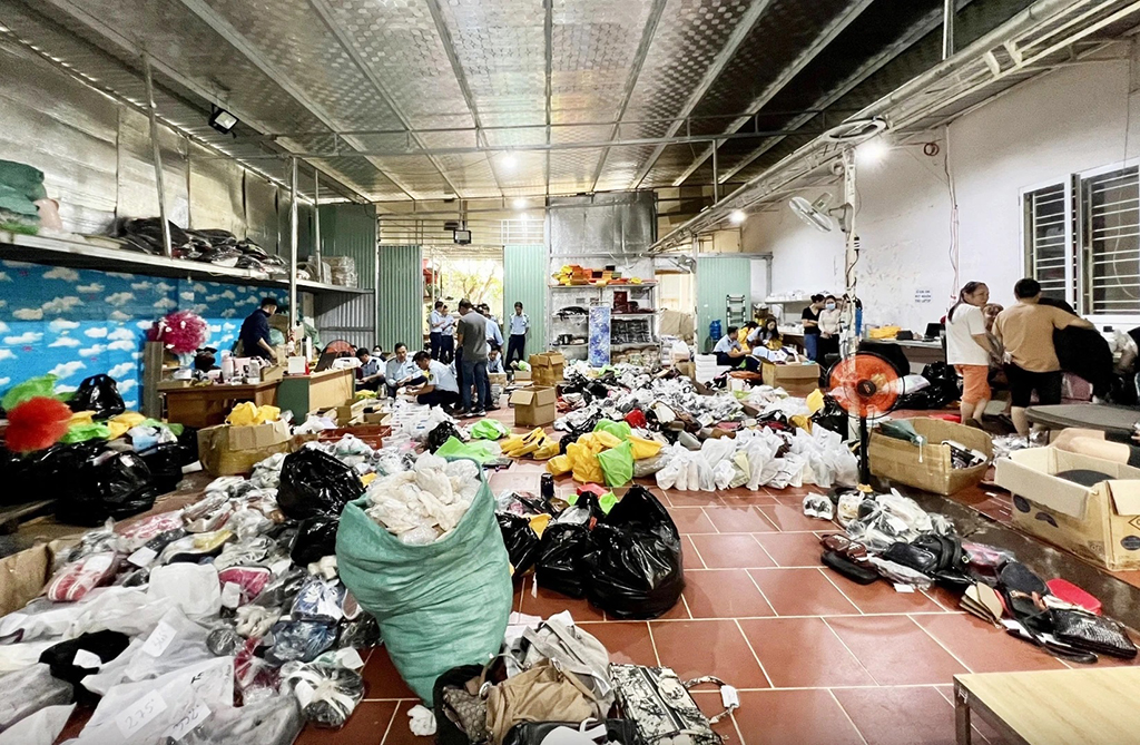 Gỡ bỏ gian hàng sai phạm trong 24 giờ- Ảnh 1.