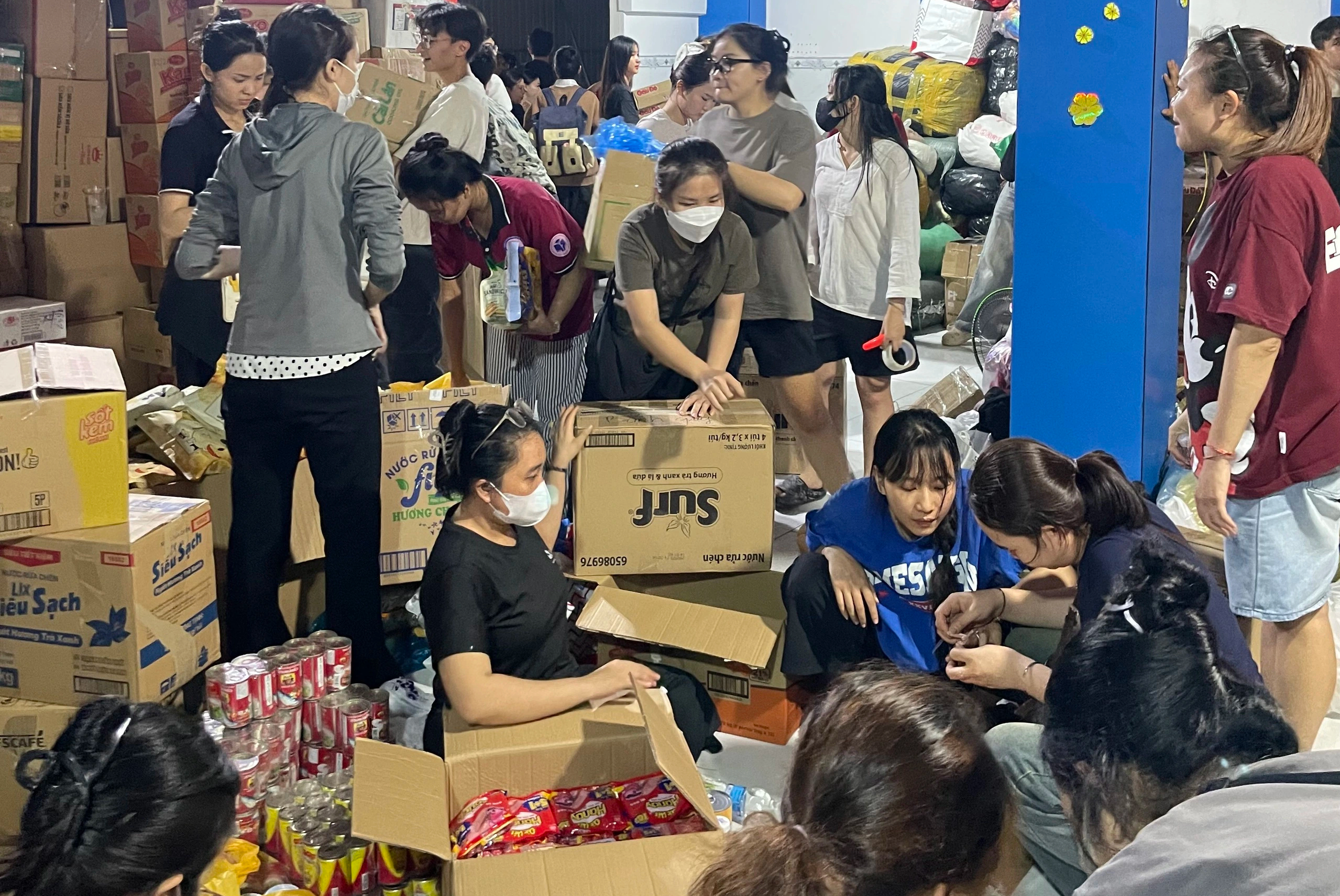 Đêm không ngủ ở TP.HCM: Gom từng bao gạo, thùng mì gửi vùng lũ miền Trung- Ảnh 1.