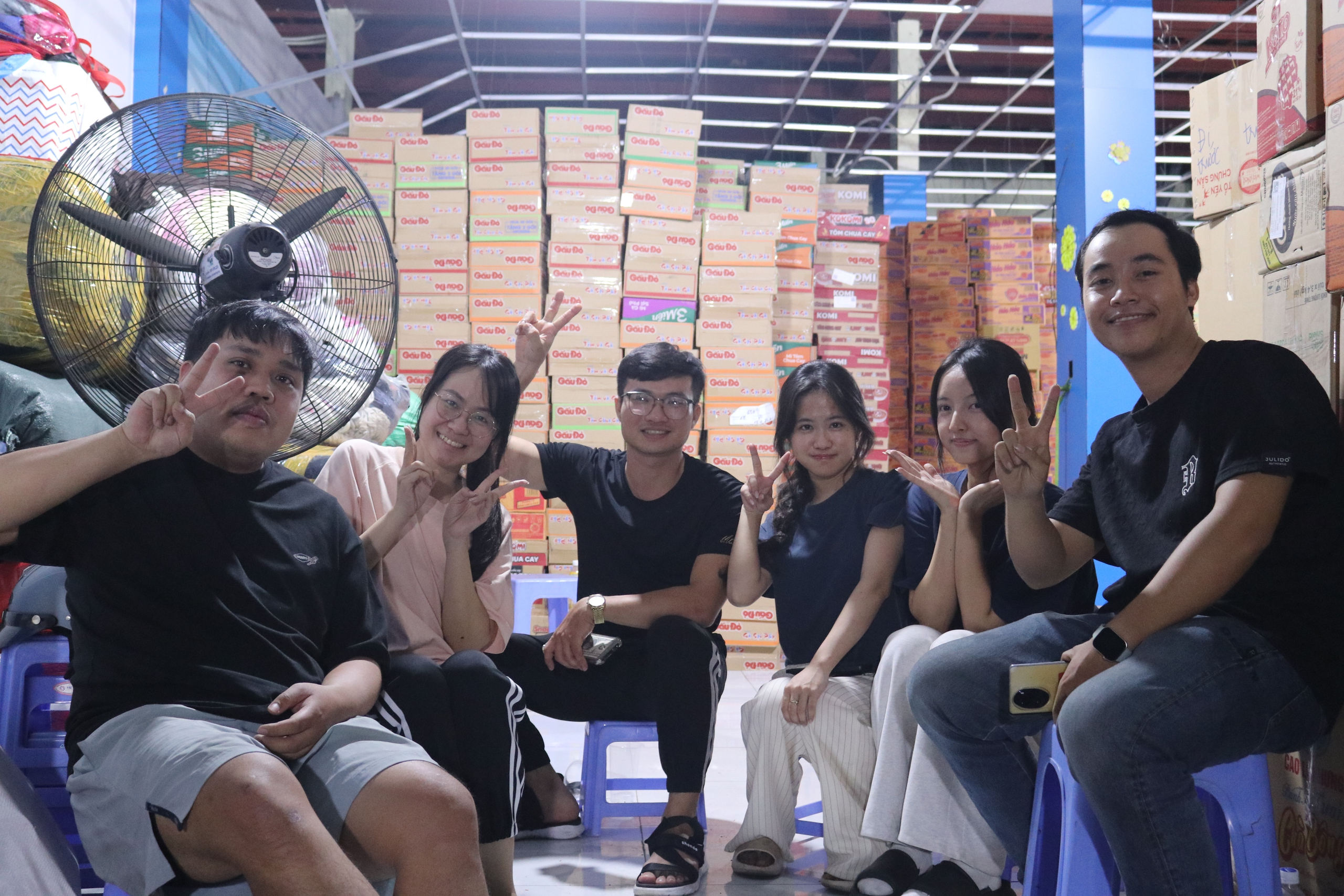 Đêm không ngủ ở TP.HCM: Gom từng bao gạo, thùng mì gửi vùng lũ miền Trung- Ảnh 2.