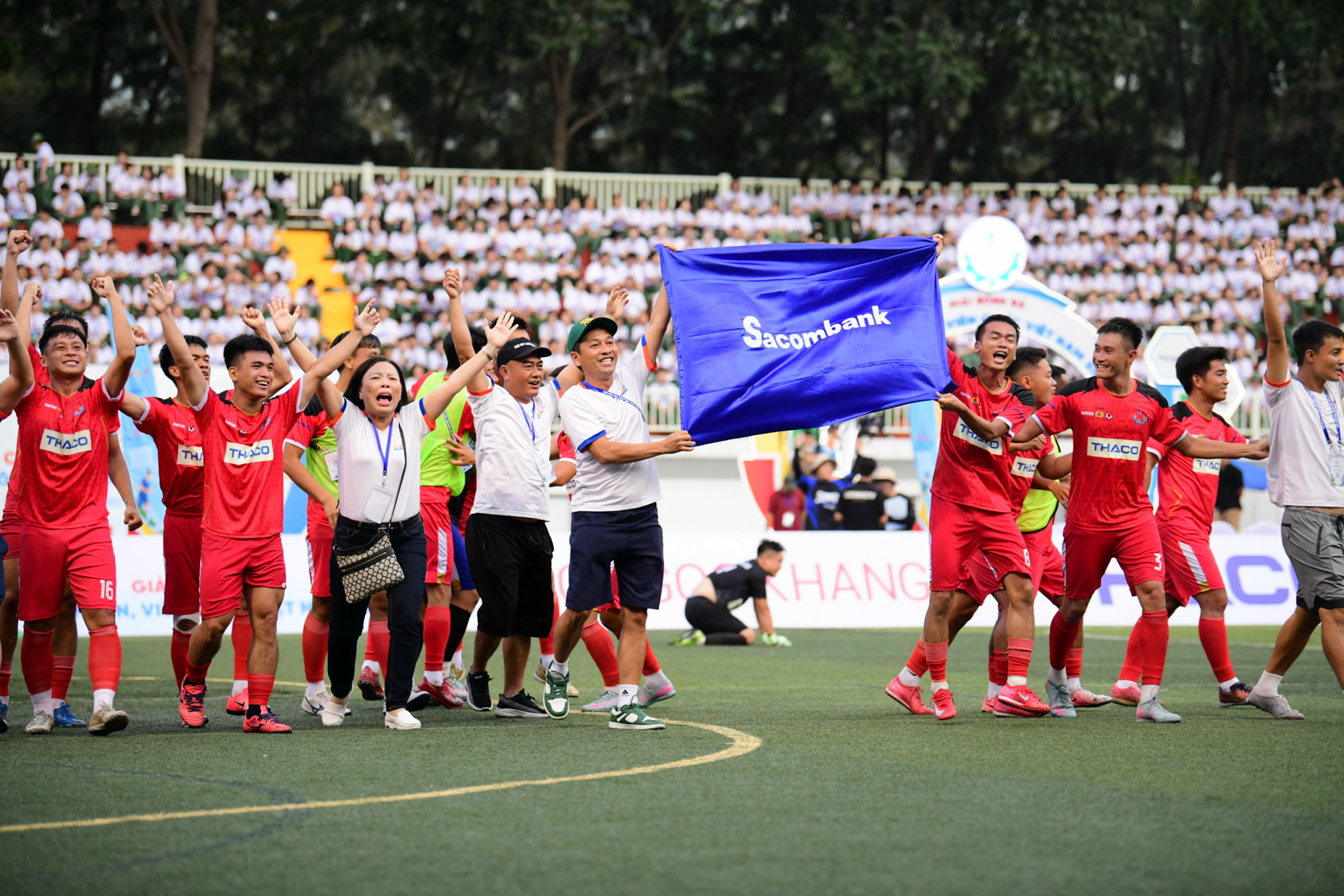 Góp 250 triệu đồng ủng hộ đoàn viên, công nhân lao động miền Trung bị lũ lụt 1 miền trung - Ảnh 1.