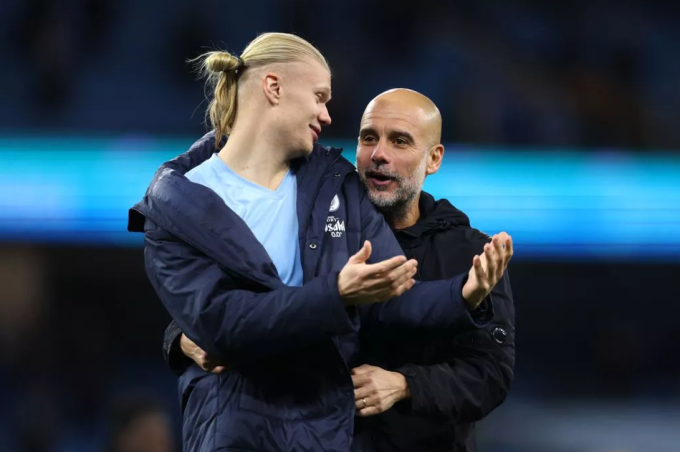HLV Pep Guardiola (phải) trò chuyện với Erling Haaland sau trận Man City thắng Bournemouth 3-1 trên sân Etihad, thành phố Manchester, Vương quốc Anh tối 2/11/2025. Ảnh: Mirror