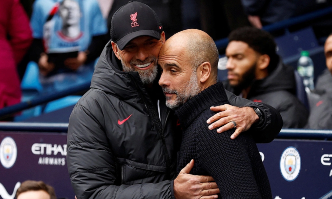 HLV Pep Guardiola ôm Jurgen Klopp trước trận Man City gặp Liverpool thuộc Ngoại hạng Anh trên sân Etihad vào ngày 1/4/2023. Ảnh: Reuters