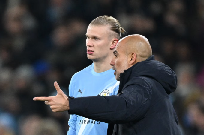 HLV Pep Guardiola đưa Erling Haaland vào sân trong trận Man City thua Leverkusen 0-2 ở lượt năm vòng bảng Champions League trên sân Etihad, Manchester, Anh ngày 25/11/2025. Ảnh: Reuters