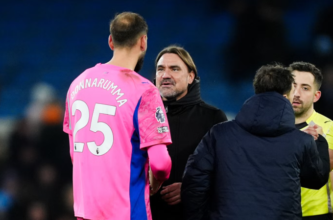 HLV Daniel Farke trò chuyện với Gianluigi Donnarumma sau trận. Ảnh: PA Wire