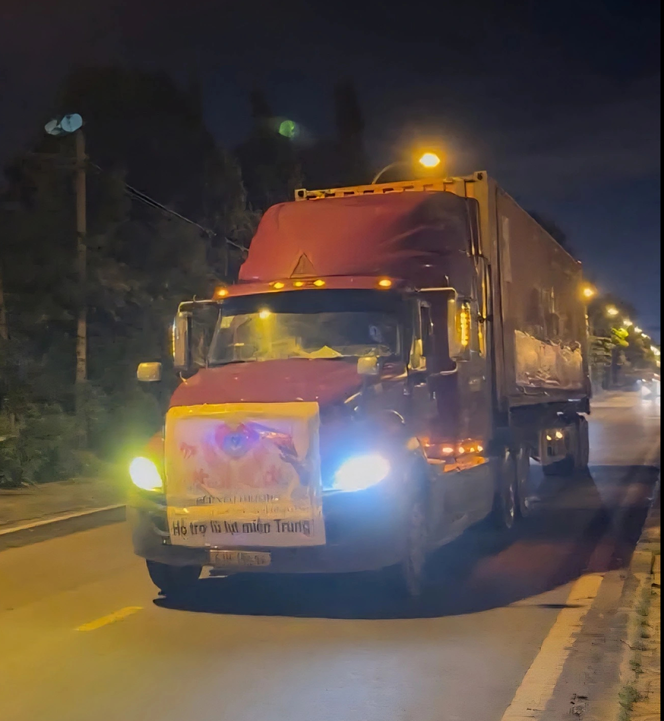 100.000 đồng của người phụ nữ buôn ve chai Huế: 'Gửi giúp bà con lụt trong nớ'- Ảnh 3.