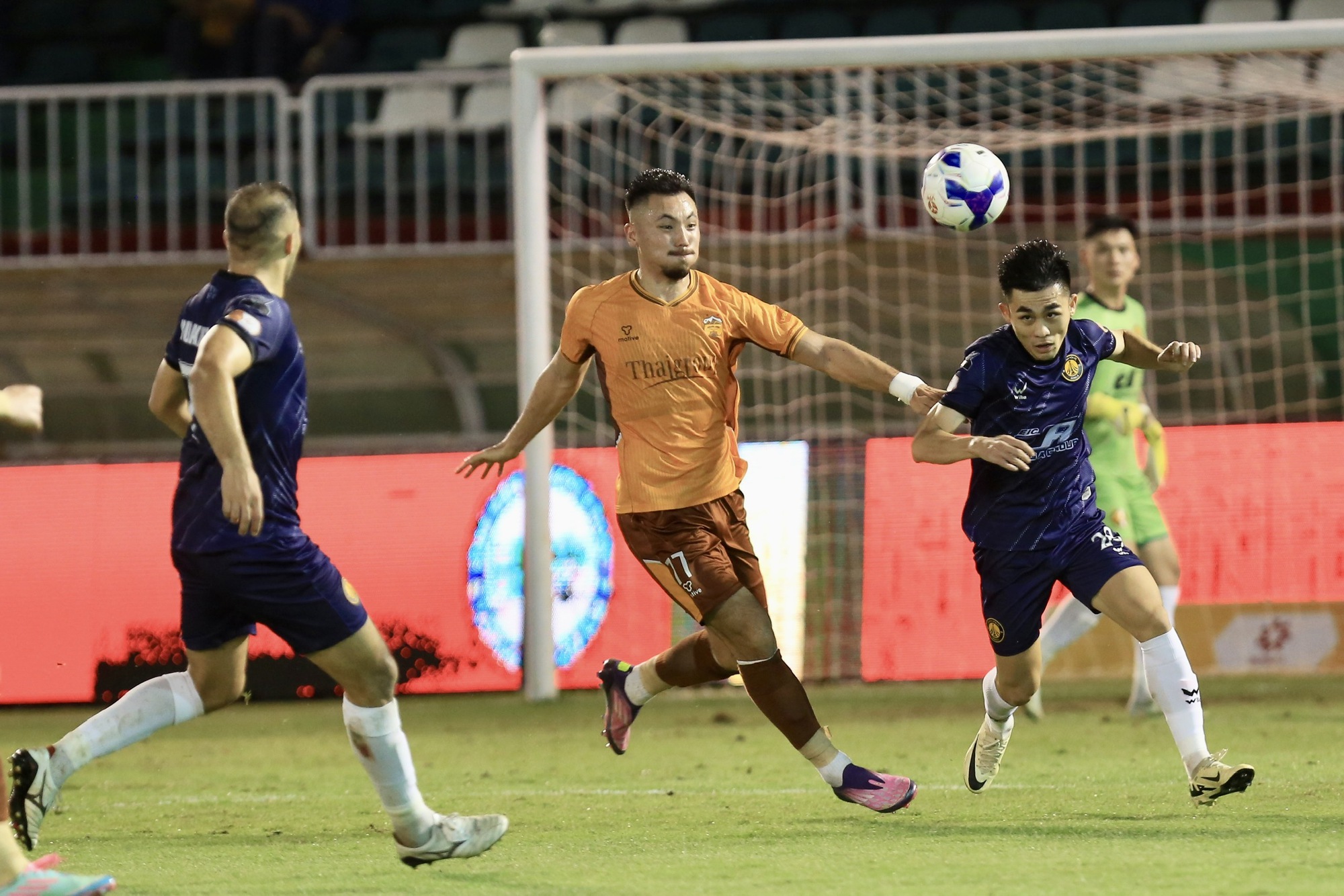 HAGL thoát đáy bảng trước khi V-League tạm nghỉ- Ảnh 1.