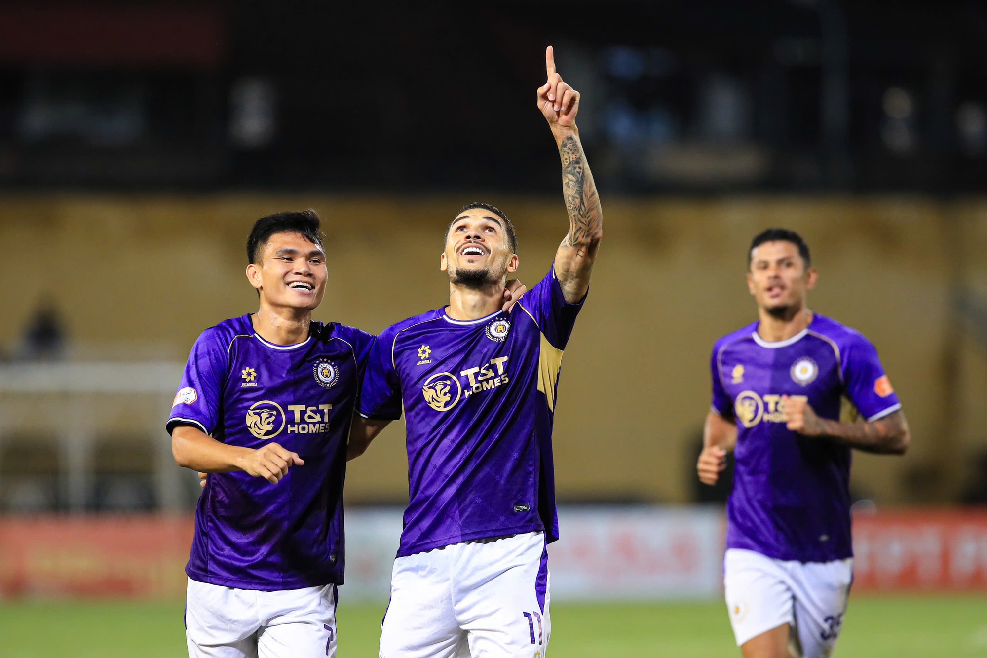 HLV Harry Kewell và Đỗ Hoàng Hên khen nhau tấm tắc sau chiến thắng tưng bừng của Hà Nội- Ảnh 1.