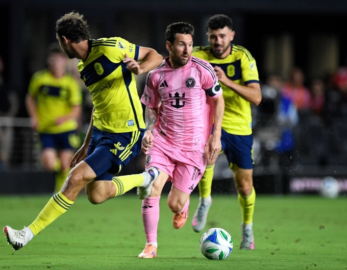 Lionel Messi đi bóng trong trận Inter Miami thắng Nashville 4-0 ở vòng một MLS Cup ngày 8/11. Ảnh: Reuters