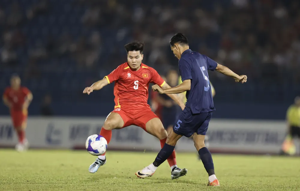 hlv-kim-sang-sik-chay-show-voi-hai-doi-tuyen-viet-nam (2).jpg