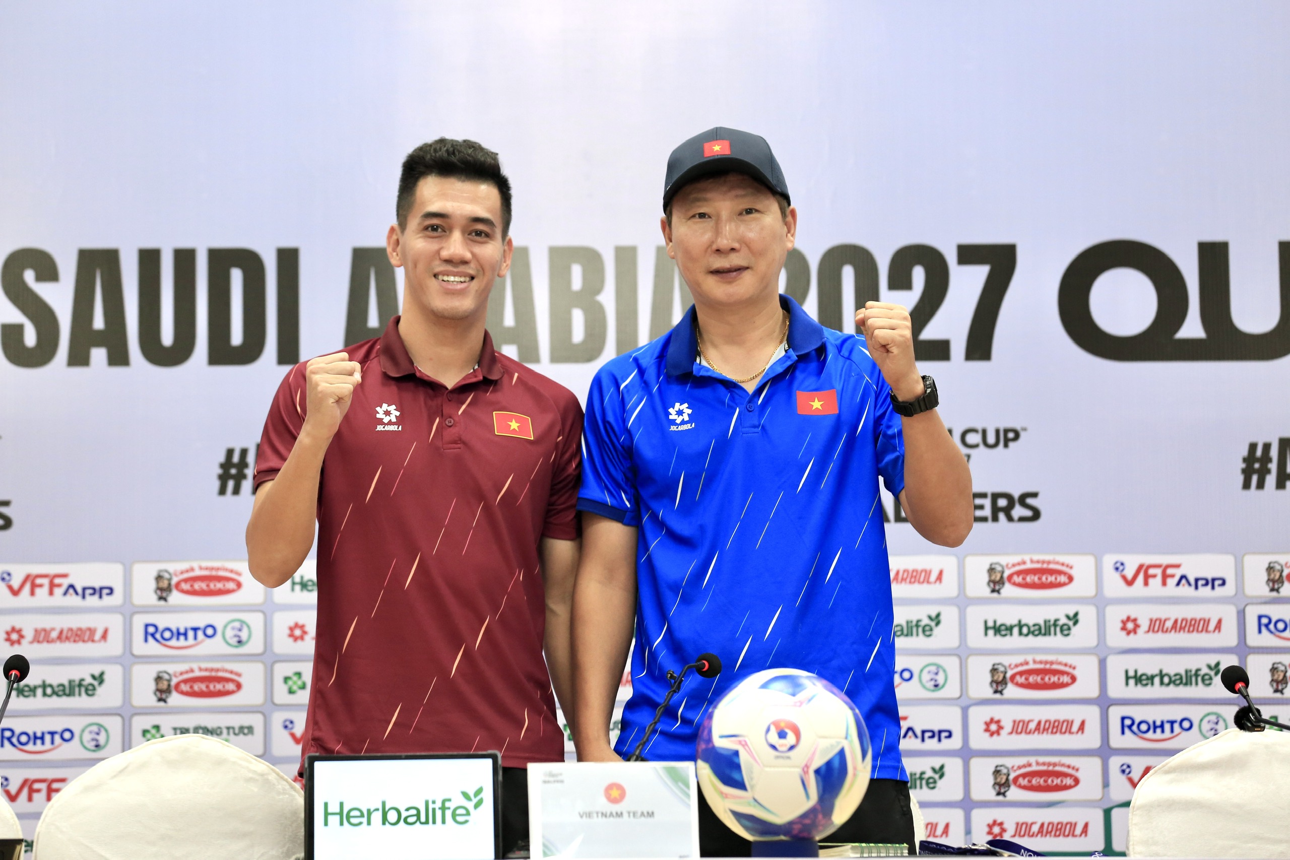 Tiến Linh bất ngờ nhắc tới HLV Lê Huỳnh Đức: 'Ông là huyền thoại' - Ảnh 1.