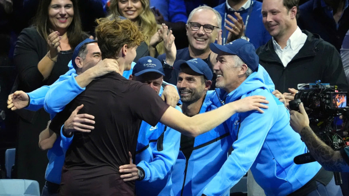 HLV Cahill (phải) cùng đội ngũ chia vui với Sinner, sau trận chung kết ATP Finals trên sân Inalpi Arena, Turin, Italy tối 16/11. Ảnh: Reuters