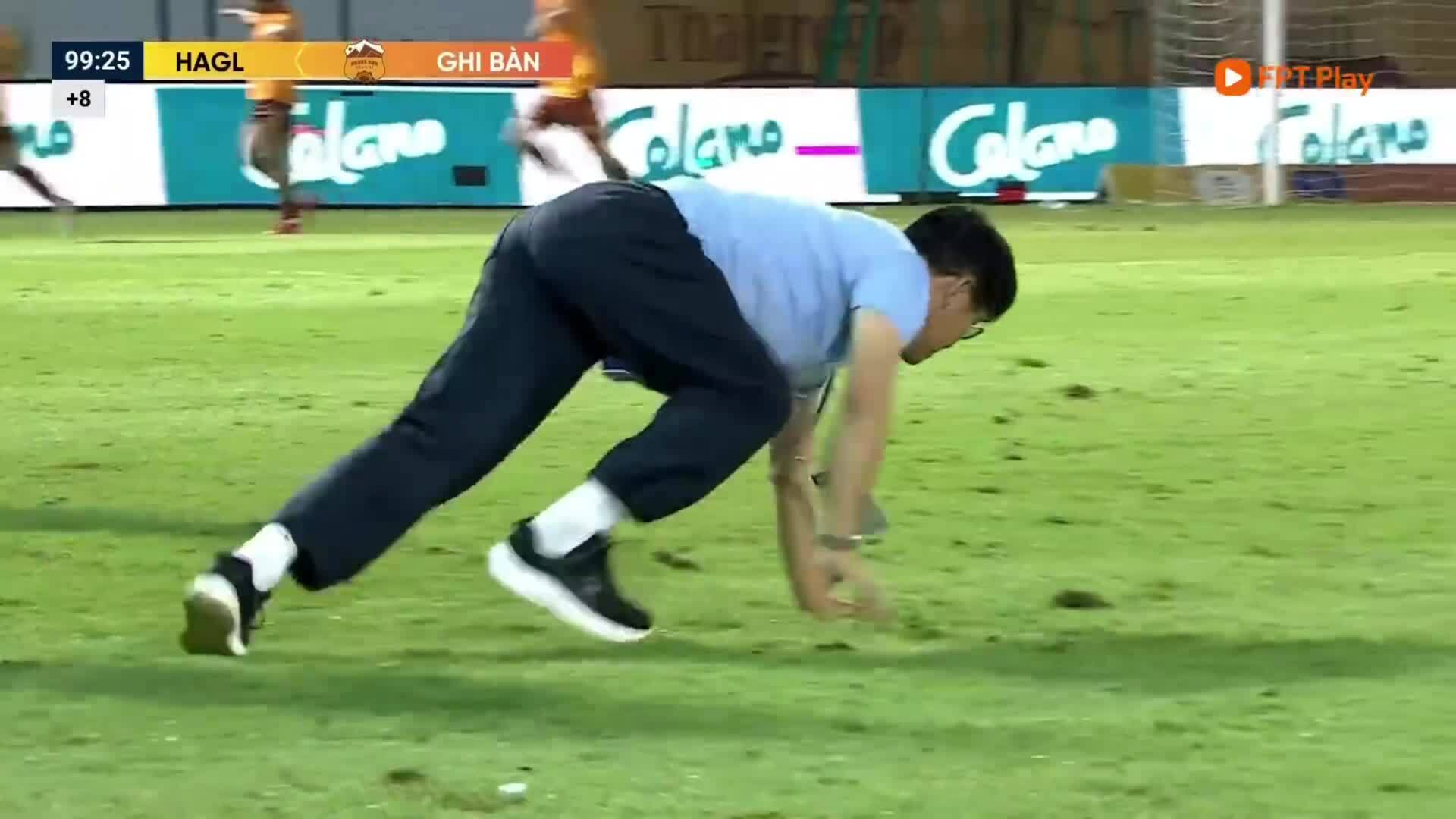 HLV Vũ Tiến Thành bò khi trung vệ cao gần 2 m ghi bàn