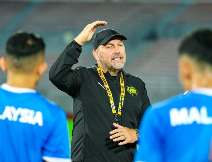 HLV Peter Cklamovski chỉ đạo trong một buổi tập của đội tuyển Malaysia ở đợt tập trung tháng 10/2025. Ảnh: Malaysia NT