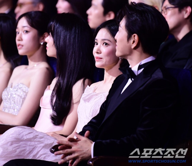 HOT nhat Rong Xanh 2025 Song Hye Kyo xuat hien