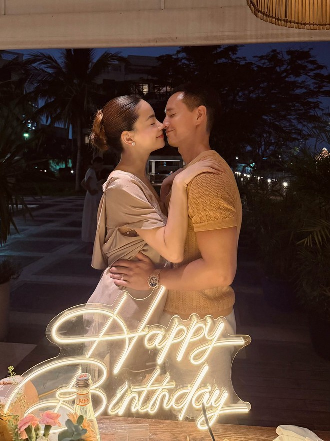 Hà Hồ tặng chồng chiếc đồng hồ Top 3 thế giới, Kim Lý nghẹn ngào- Ảnh 4.