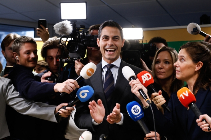 Ông Rob Jetten (giữa) trả lời phóng viên tại The Hague, Hà Lan hôm 30/10. Ảnh: AFP