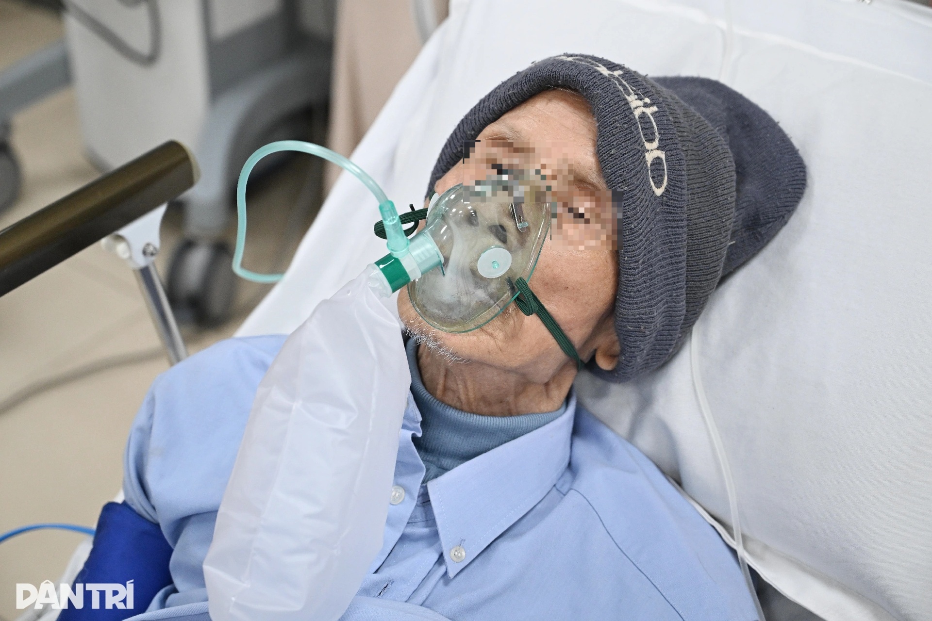 Hà Nội: Bệnh viện đông nghịt, ca đột quỵ tăng vì thời tiết ẩm ương - 1