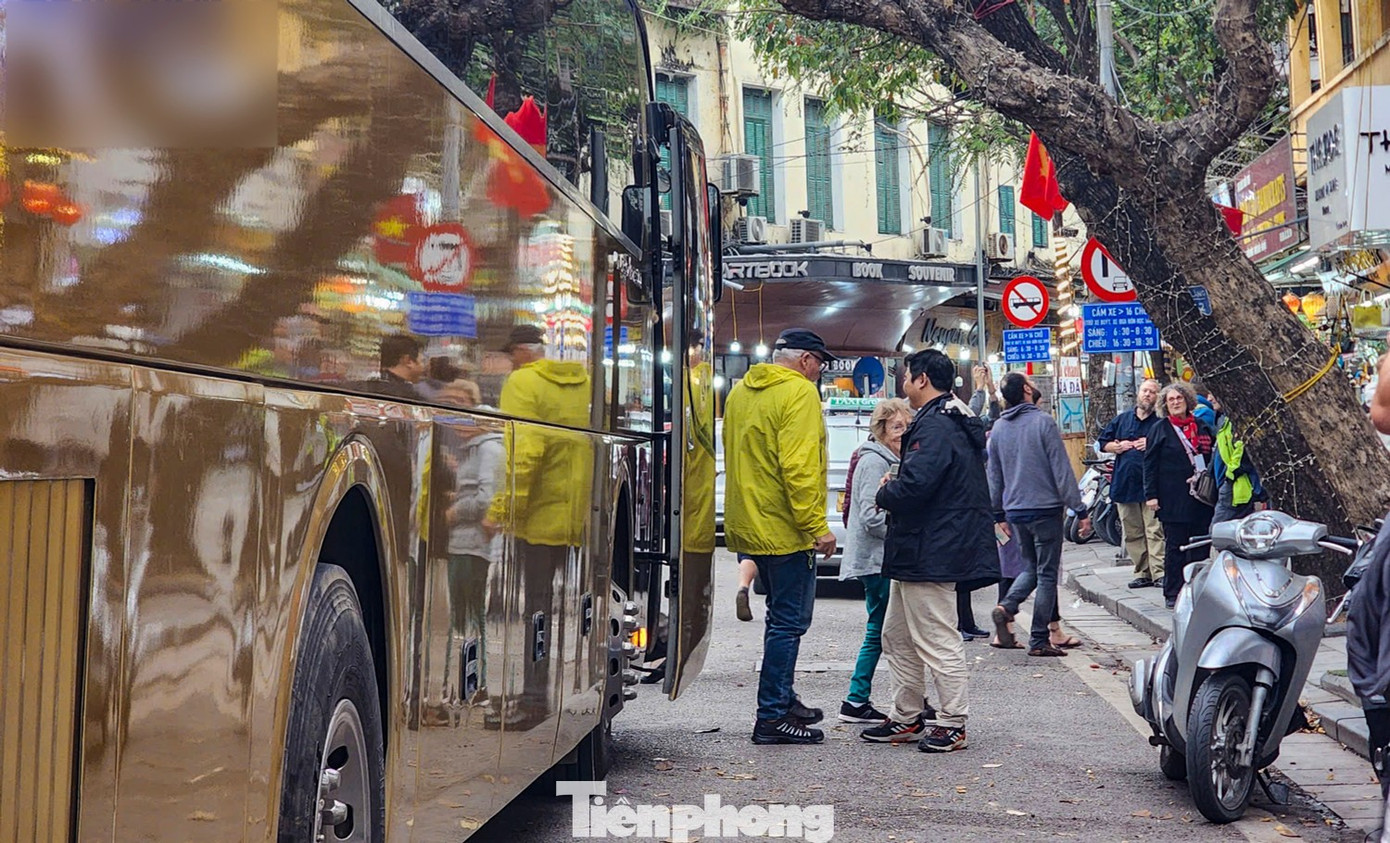 Hà Nội cấm xe du lịch trên 16 chỗ vào phố cổ giờ cao điểm- Ảnh 1.